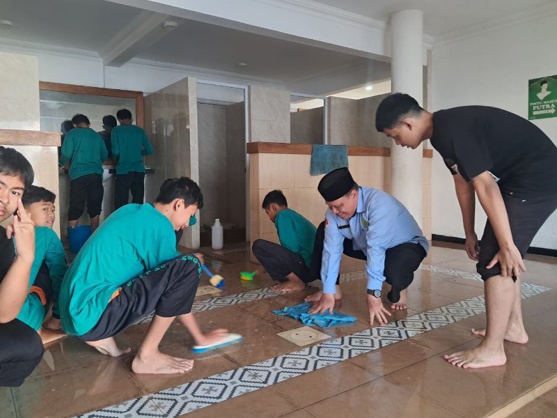 Semarak HUT RI ke-81, MTsN 1 Kota Kediri Gelar Geber Mas di Masjid Jad Soetardi
