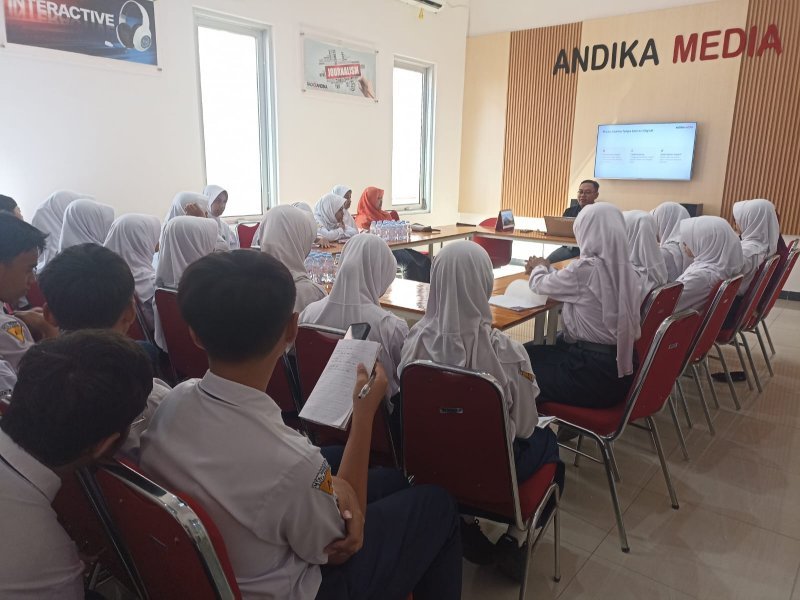 Belajar Literasi Digital Secara Langsung, Murid Super Class MTsN 1 Kota Kediri Kunjungi Andika Media (Part 1)